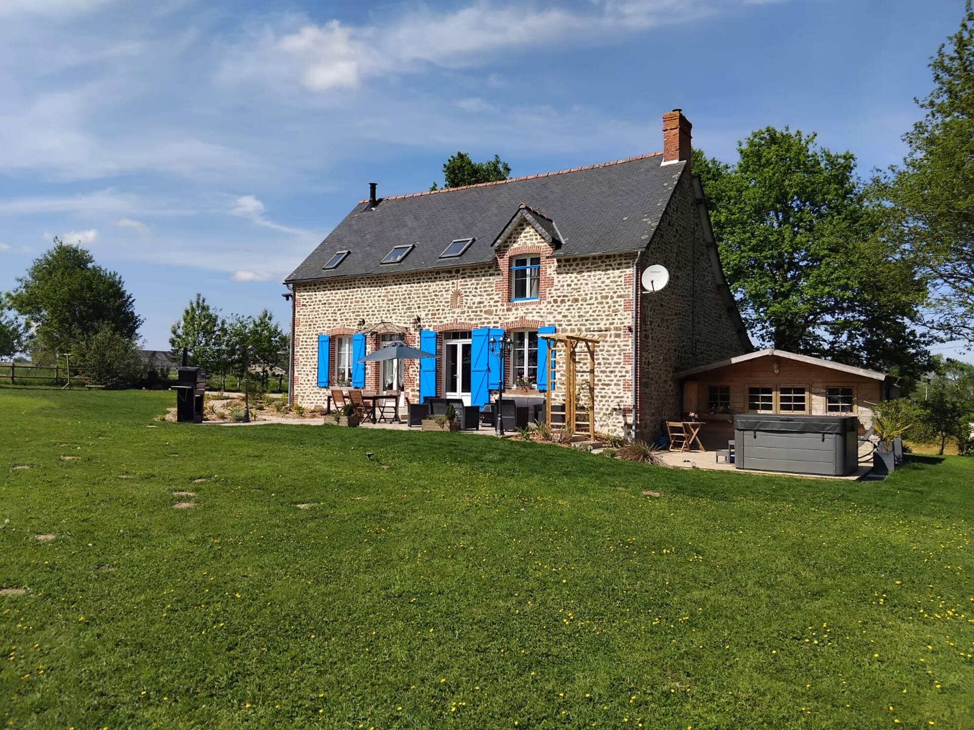 Cottage with jacuzzi near Pontmain 10 people