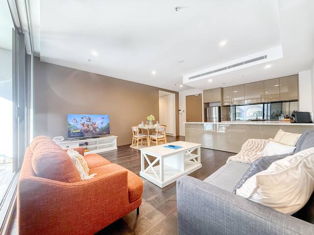 Hyde Park: Superb 2-Br Apt in Heart of the City