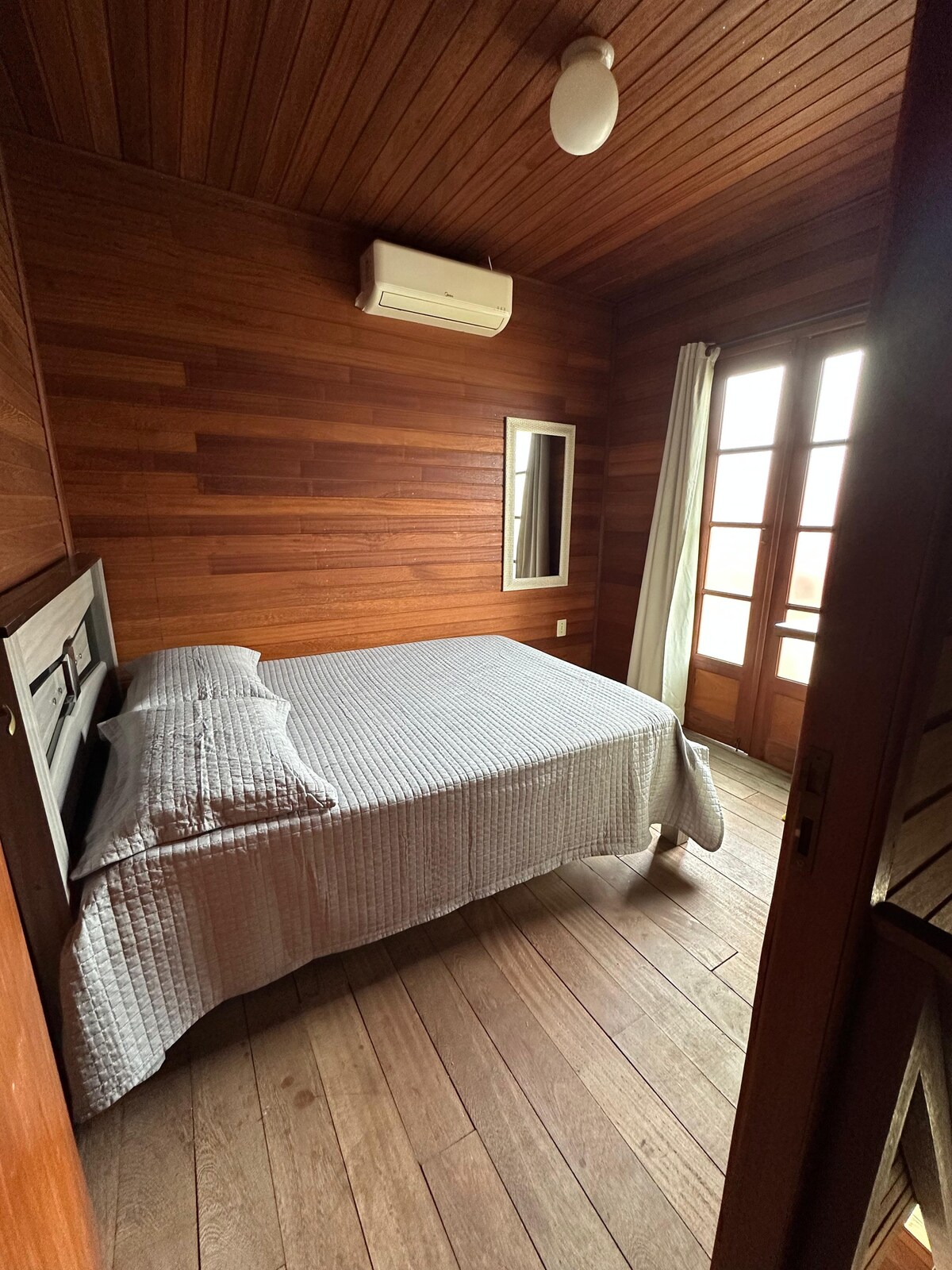 Chumba cha kulala kilicho na roshani kilicho kwenye ghorofa ya juu chenye kitanda 1 cha watu wawili, kiyoyozi na kabati la nguo. 