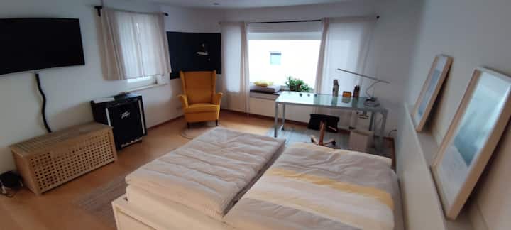 takribani. Chumba cha kulala cha mraba 20 na kujifunza.