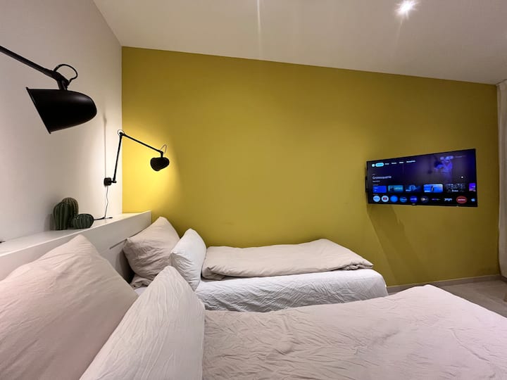 2张高品质的单人床，每张80 x 200厘米。 它们旨在提供最佳的睡眠舒适度。
床可以在房间内灵活使用，并拼在一起形成一张舒适的双人床（160 x 200厘米）。 