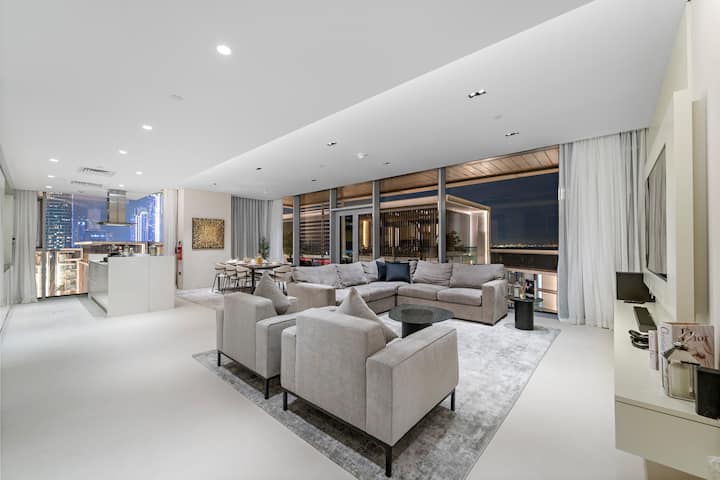 Sala de estar: Diseño elegante con impresionantes vistas a la ciudad, ¡perfecto para relajarse y reunirse!