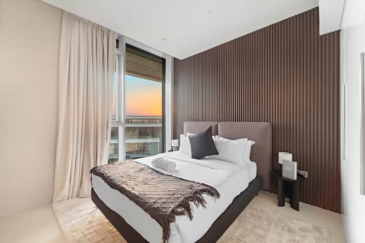 Retiro en el dormitorio: relájate con impresionantes vistas al atardecer y toques elegantes en este moderno refugio.