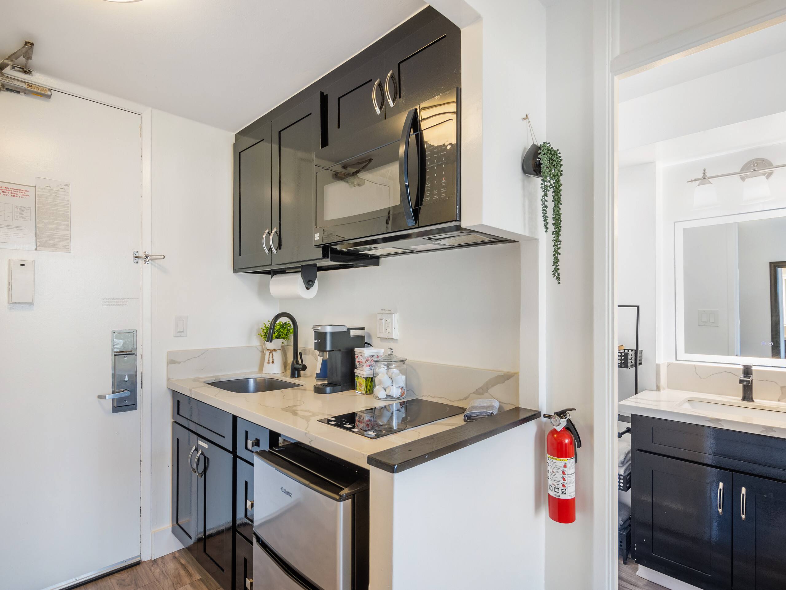 Minutes Away from Beach! Sea-N-Waikiki Condo! - Image 19