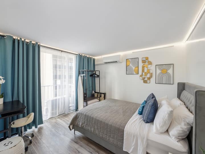 Minutes Away From Beach! Sea-n-waikiki Condo! - Honolulu, HI
