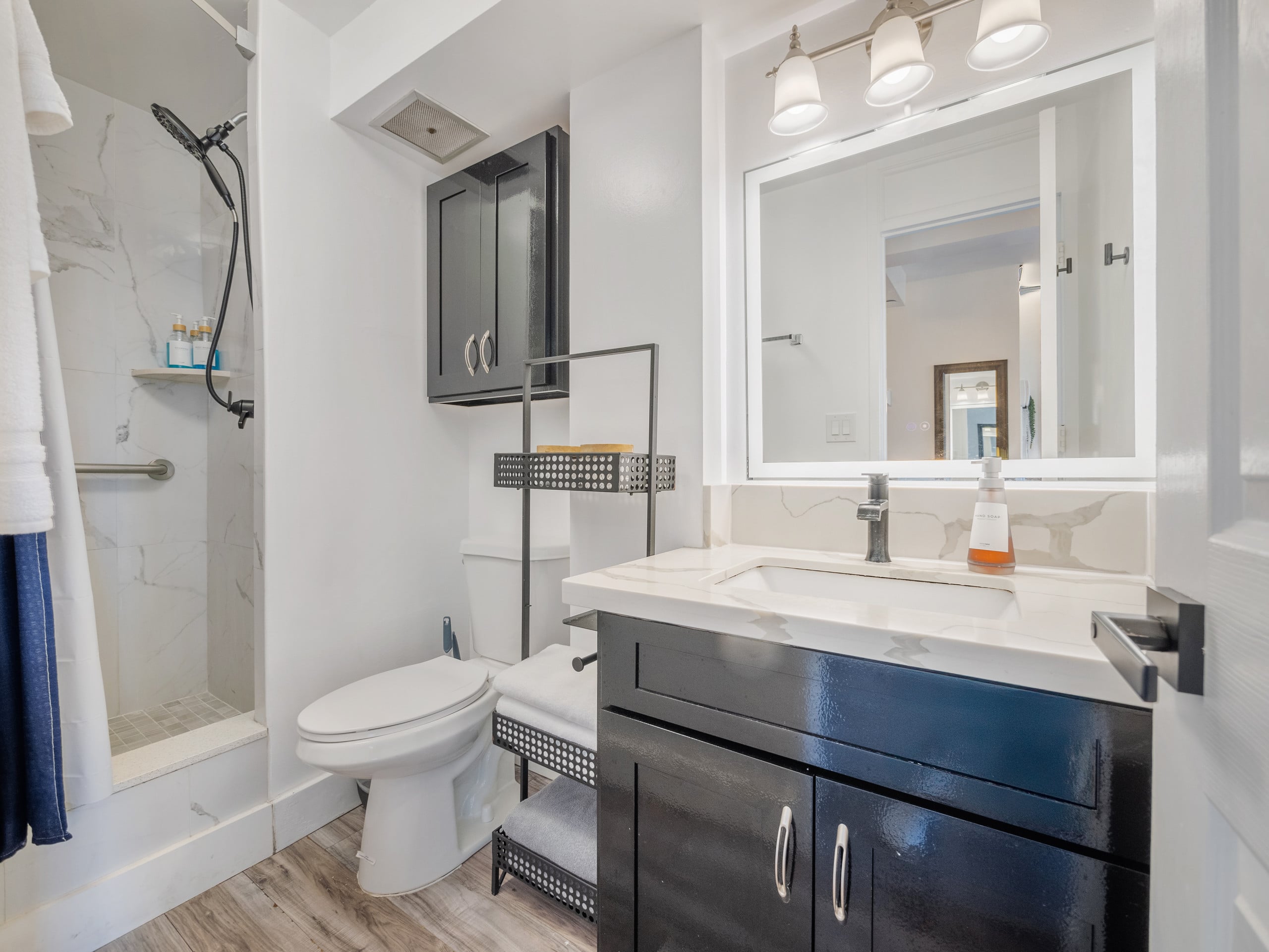 Minutes Away from Beach! Sea-N-Waikiki Condo! - Image 24