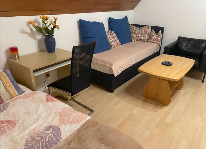 Dnevni boravak – spavaća soba. Opremljen s dva kreveta s opružnim sustavom za jednu osobu dimenzija 90 cm × 200 cm.