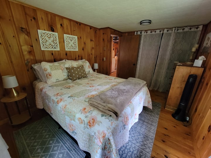 Queen bed, blackout curtains 