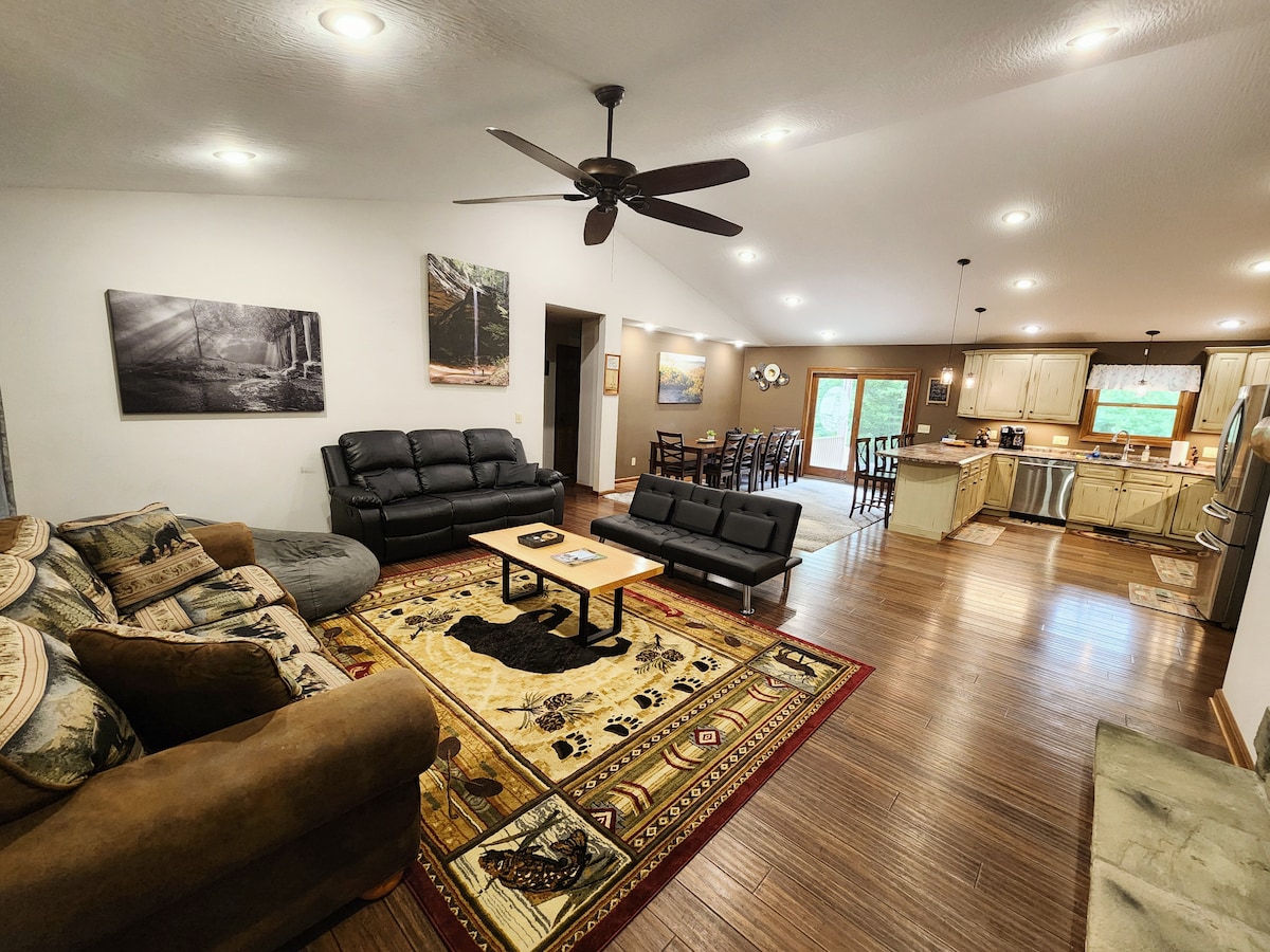 带拱形天花板、躺椅和豆袋沙发的客厅