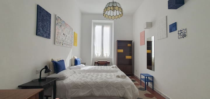 À cette chambre, en jouant avec les œuvres polychromes et tridimensionnelles de Massimo Orsi, nous avons voulu donner une touche onirique, parfait aussi pour les enfants. Le jaune du soleil, le bleu de la nuit étoilée, la fantaisie colorée des rêves... 