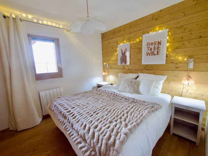 Vitanda 2 vya sentimita 90 (vinaweza kubadilishwa kuwa kitanda 1  cha sentimita 160)
Kabati 1 la nguo maradufu (rafu za kuning 'inia + rafu)
Kipasha joto laini cha Inertia
