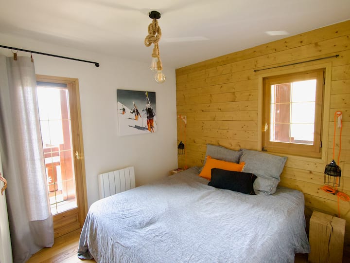 Vitanda 2 vya sentimita 90 vinaweza kubadilishwa kuwa kitanda 1 cha sentimita 160
Kabati 1: rafu ya kuning 'inia +rafu
kipasha joto cha inertia, joto laini
Ufikiaji wa roshani
