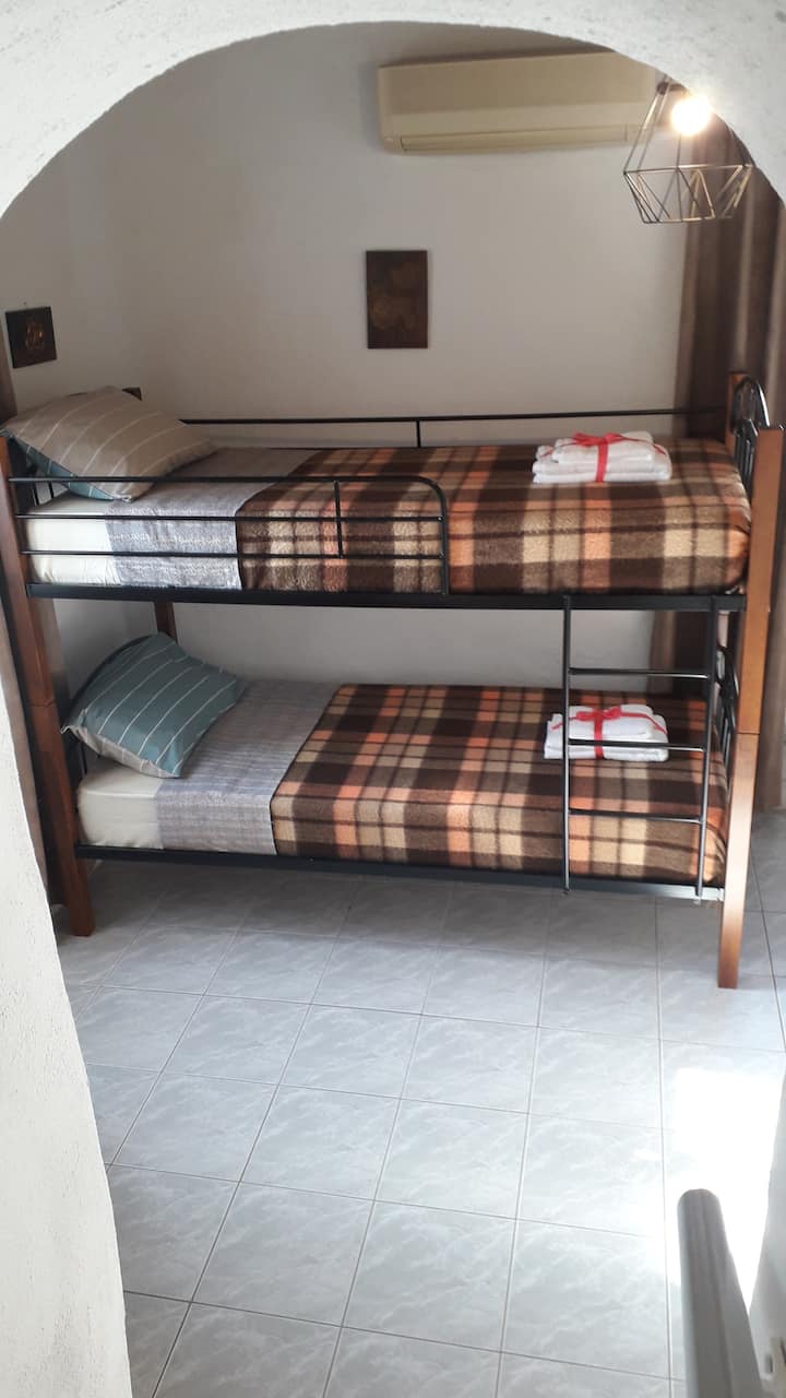 Chumba cha ghorofa. (Inaweza kugawanywa katika vitanda viwili.)