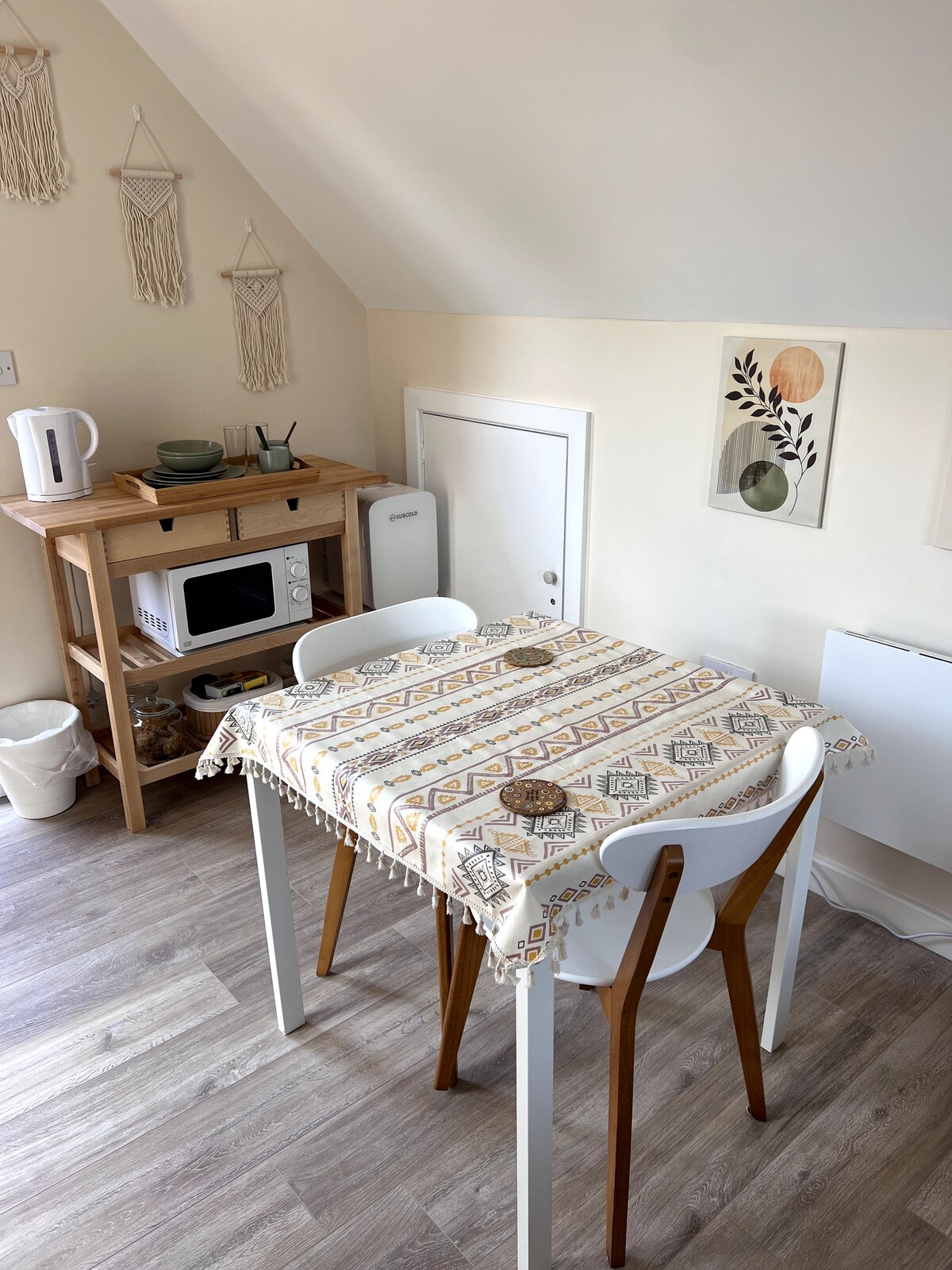 Popular Airbnb listing: Private Coach House | double bed with en-suite in Rugby