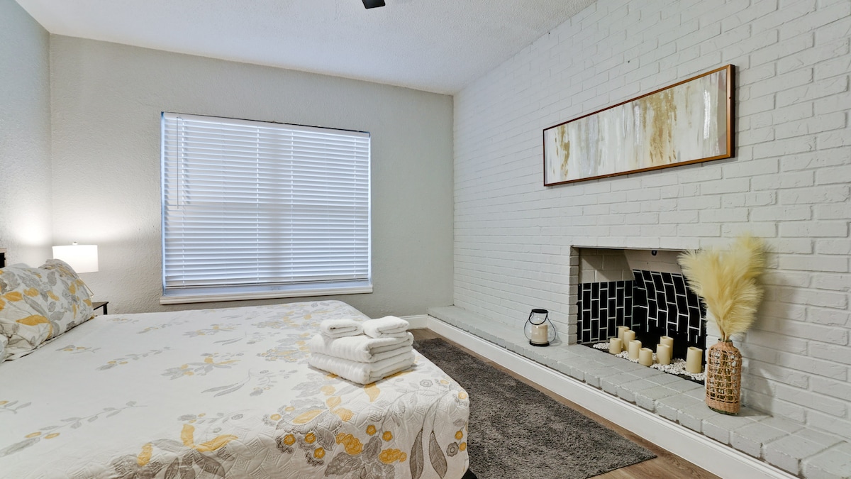 سرير مريح بحجم كينج مع مدفأة عرض فقط. 