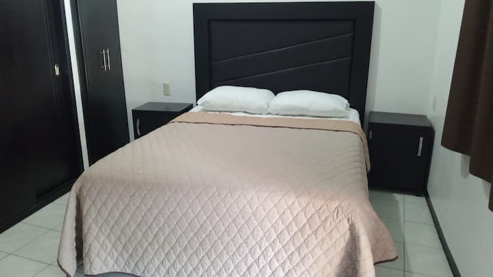 Cuenta con aire acondicionado, closet, espejo panorámico, escritorio y silla de trabajo, cortinas de privacidad.