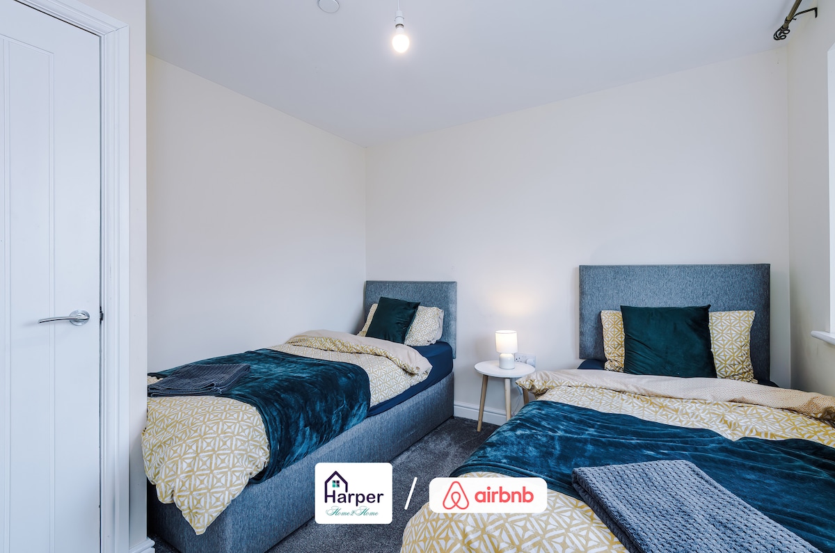 חדר שינה זוגי מואר עם שתי מיטות יחיד נוחות.
עיצוב מודרני עם תאורה רכה ועיצוב נעים.
מושלם לחברים, עמיתים או בני משפחה שחולקים את המקום.