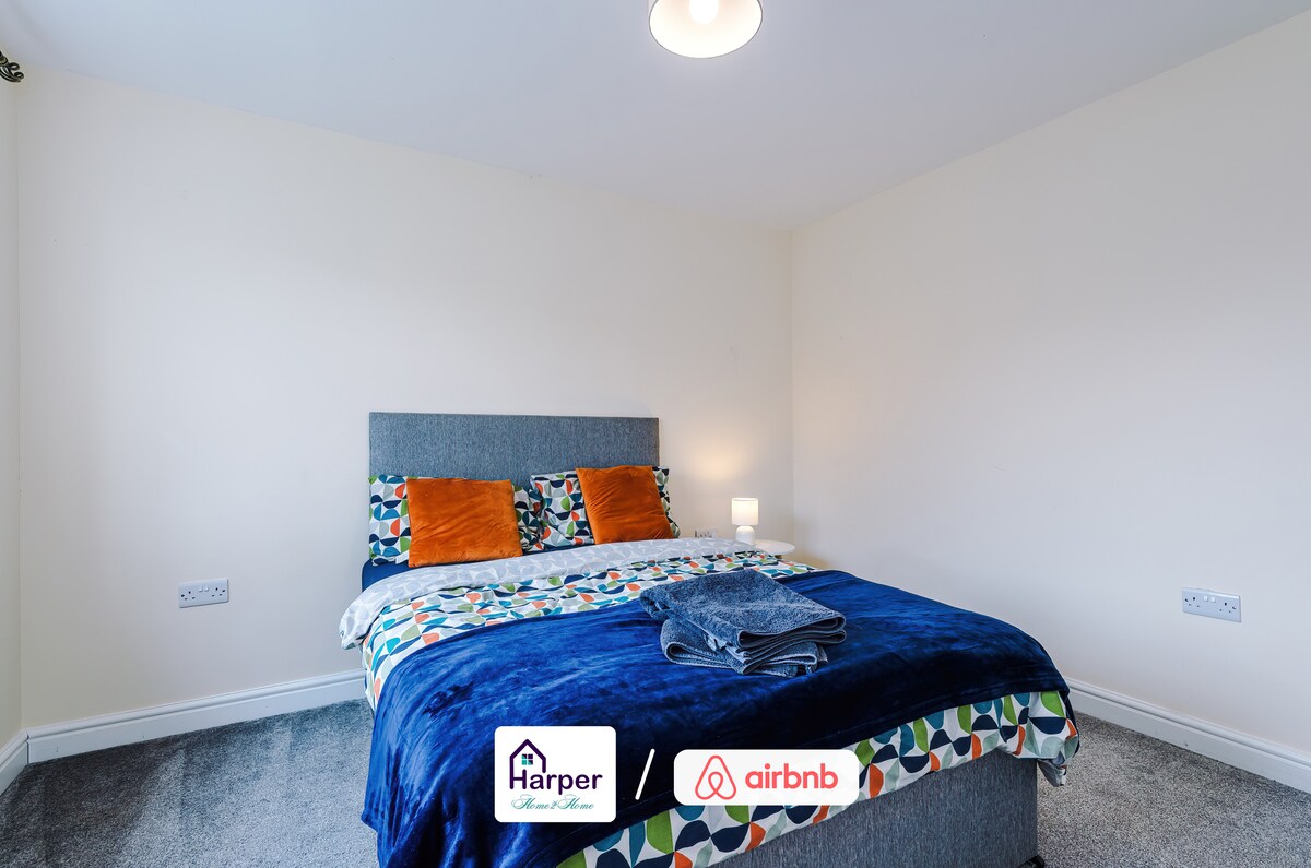 חדר שינה זוגי מואר ועליז עם גוונים כחולים רכים.
עיצוב מודרני ומצעים נעימים מבטיחים מנוחה נוחה בלילה.
שילוב מושלם של סגנון ורוגע.