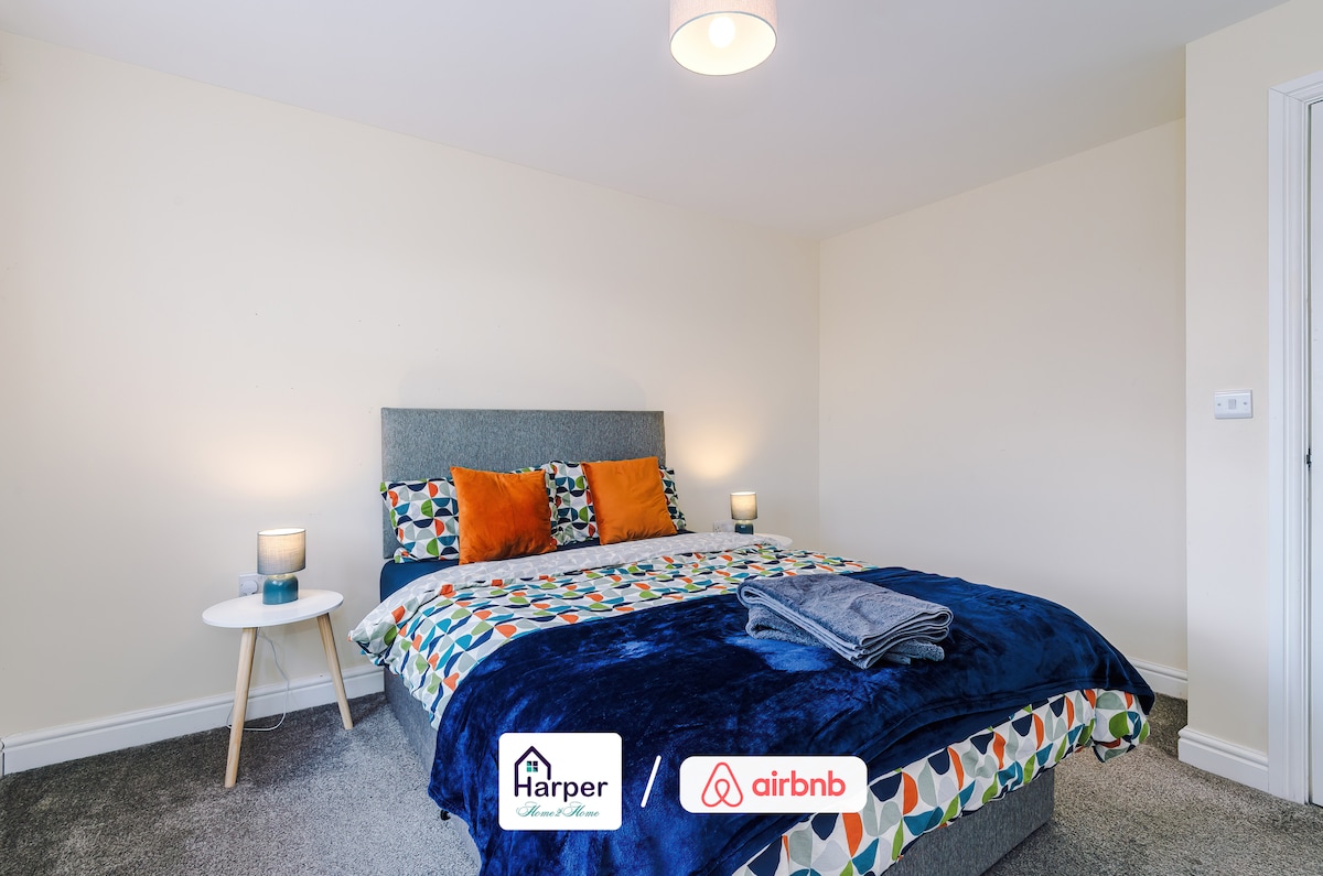 חדר שינה מואר ונעים עם מיטה זוגית קטיפה ומצעים רכים.
חלון גדול מכניס אור יום טבעי לתחושה רעננה ומאווררת.
מקום מושלם להירגע ולנוח אחרי יום עמוס.