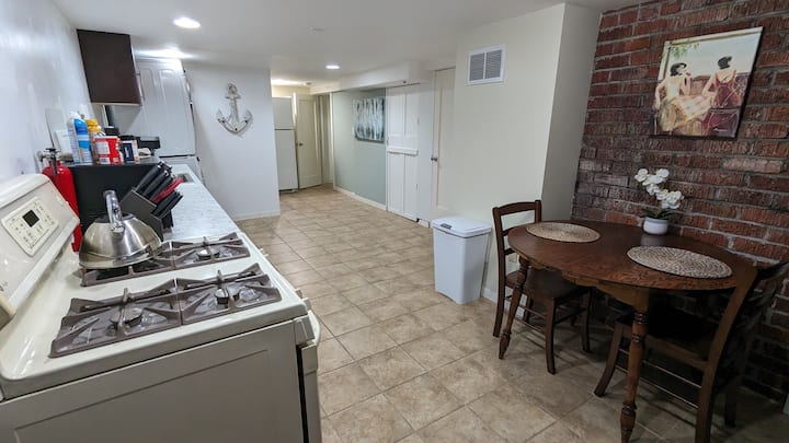 2 Br, Kitchen/laundry, 750 Sq Ft, Driveway Parking - Seattle