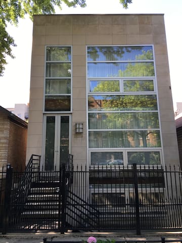 Bucktown Home – Great Location!