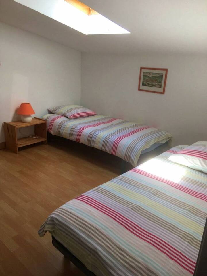 Na katu je spavaća soba 2 s 1 krevetom u 180 x 200 ili 2 kreveta za jednu osobu u 90 x 200.
Posteljina je uključena.