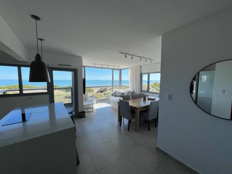 Dto. facing the sea, wide view and balcony. Premium