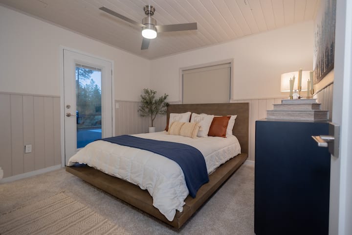 Offrez-vous confortablement avec notre lit queen size et notre literie de luxe, avec une commode pour vos articles. De plus, profitez de la commodité d'une entrée privée sur la terrasse arrière, parfaite pour profiter d'un café du matin ou de l'observation des étoiles du soir !