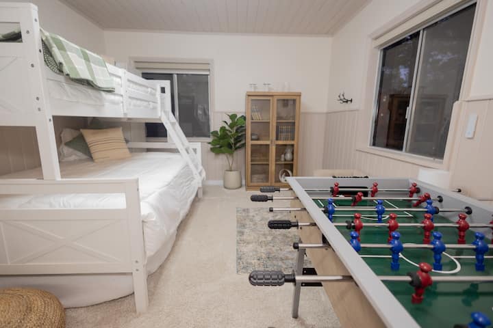 Dans cet espace, vous trouverez un lit superposé avec un lit gigogne double pour les dormeurs supplémentaires. Décoration de bon goût et rangement spacieux, y compris un banc pour les couvertures et un placard rangé. 