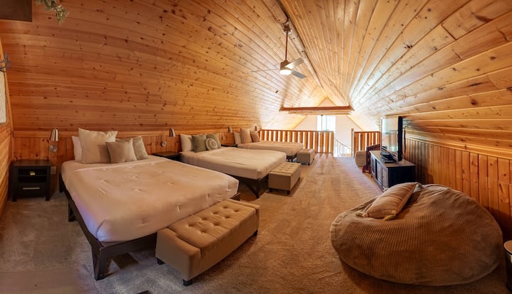 Conçu pour votre confort, notre loft dispose de trois lits queen size avec lampes de nuit, tables de chevet et un banc de rangement pour chacun.  Des couvertures supplémentaires sont disponibles.  