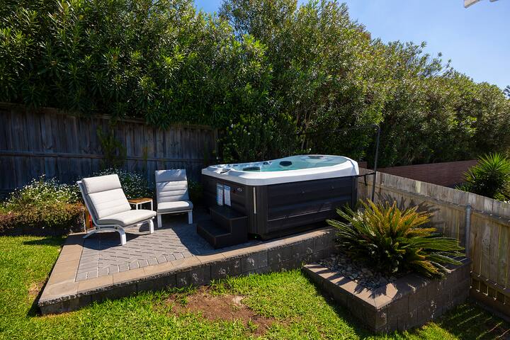 Spacious 4 Bedroom House with Ocean Views gallery image 3