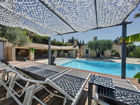 Villa-Piscine-Tennis-Spa-chill house