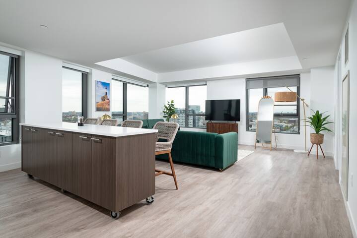 Central Square Serene Penthouse w/GYM & Parking gallery image 3