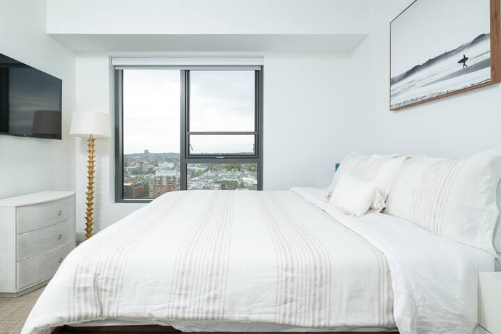 Central Square Serene Penthouse w/GYM & Parking gallery image 2
