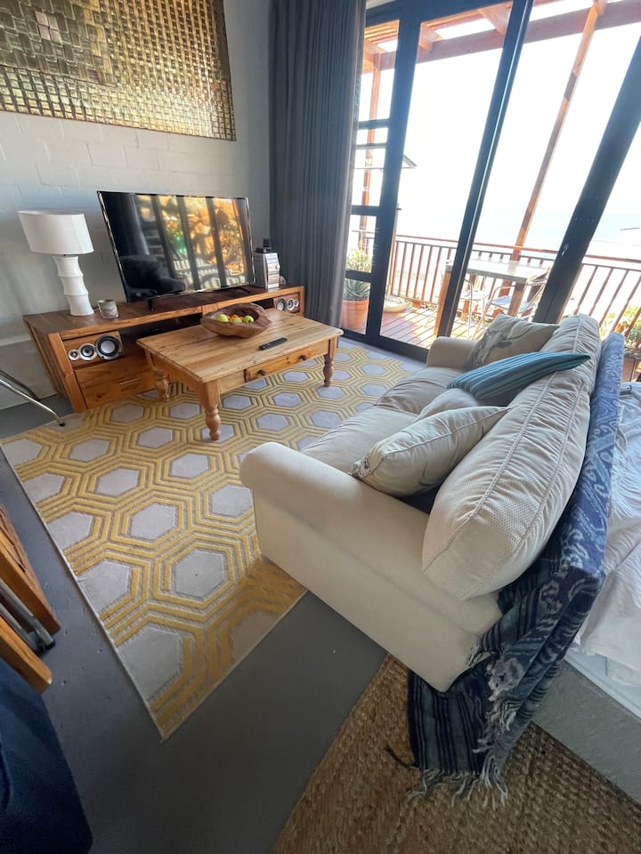 Удобен двуместен диван с 50-сантиметров телевизор и озвучителна система.