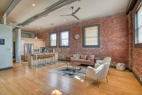 Historic Downtown Apt | Walk to Riverfront
