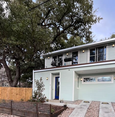 New Chic Modern-3 BDR Home-Heart of SoCo