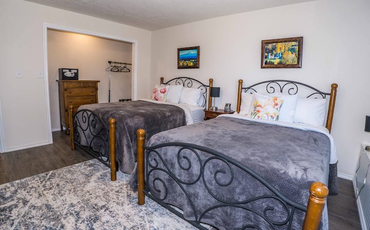 Dhoma e dytë e gjumit ka një komodinë dhe një kasafortë të sigurt për sendet e tua me vlerë.