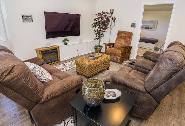 Ambienti i ndenjjes me dhomën e gjumit 1 në sfond.