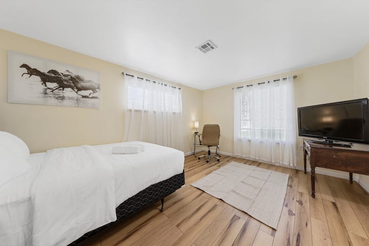 Dormitorio 3, con vistas al jardín. Espacio de trabajo de oficina, armario grande.