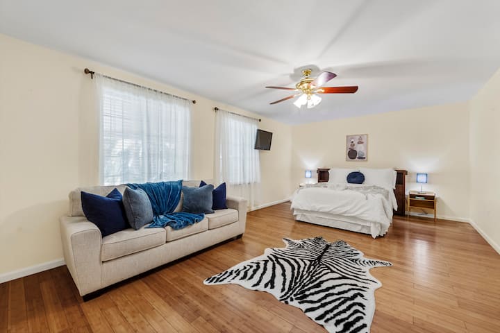 Dormitorio principal con sofá plegable