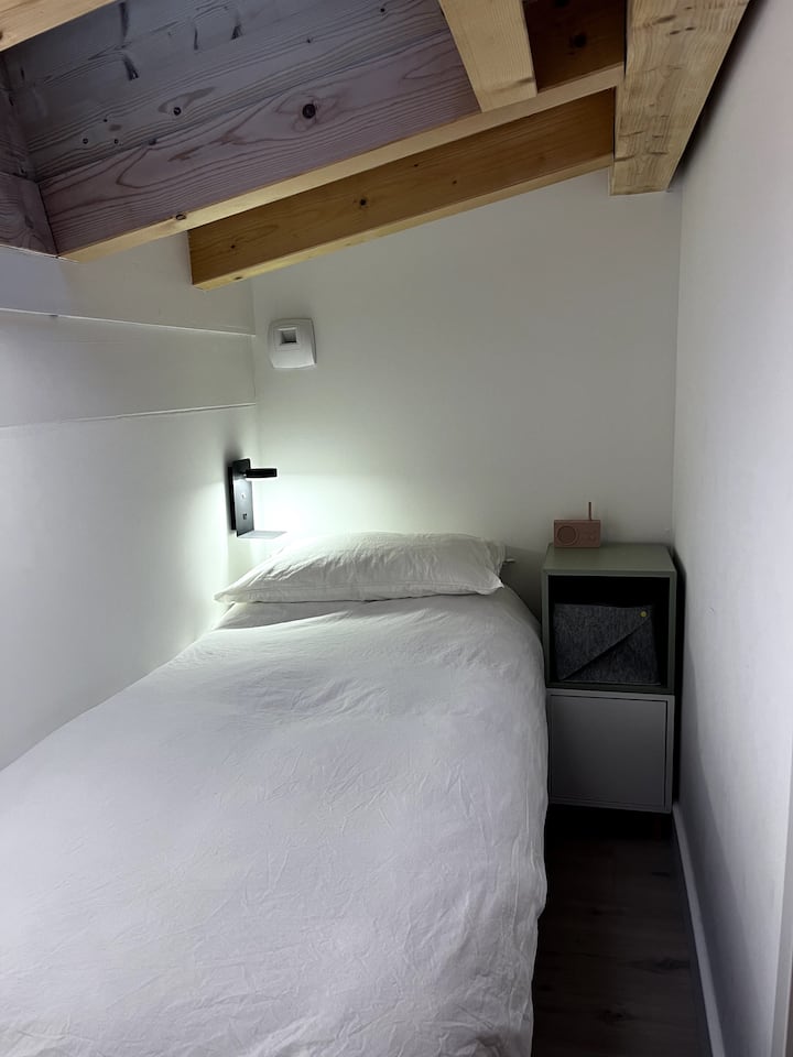 ห้องนอนที่ 4 เตียงเดี่ยวสองเตียงโต๊ะข้าง/ตู้เก็บของใต้เตียง เด็กมักใช้บ่อยแต่ไม่มีปัญหาสำหรับผู้ใหญ่ 