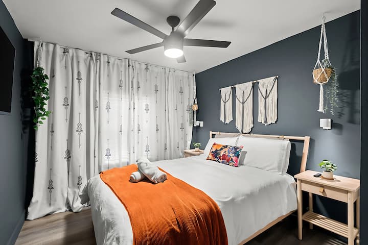 ห้องนอนที่มีสไตล์และได้รับแรงบันดาลใจจากโบโฮมีเตียงควีนไซส์พร้อมที่นอนเมมโมรี่โฟม Casper ผ้าปูที่นอนใหม่และไฟส่องสว่างสำหรับการพักผ่อนที่อบอุ่น เพลิดเพลินกับรายการโปรดของคุณด้วยทีวีที่มี Netflix, Hulu, Disney + และอีกมากมาย