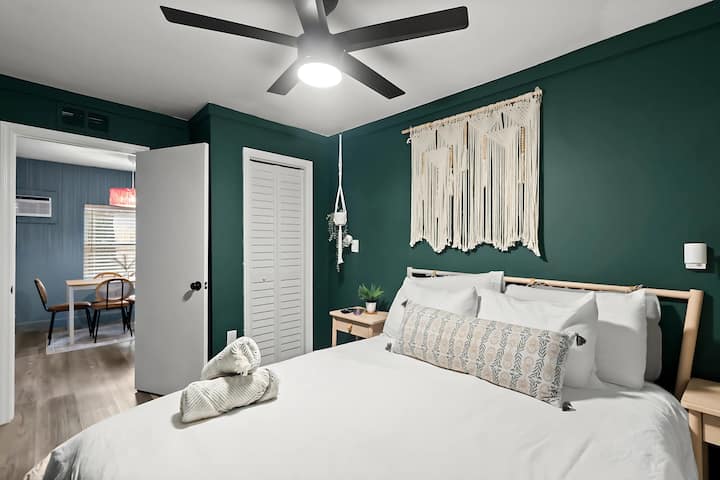 ห้องนอนที่มีสไตล์และได้รับแรงบันดาลใจจากโบโฮมีเตียงควีนไซส์พร้อมที่นอนเมมโมรี่โฟม Casper ผ้าปูที่นอนใหม่และไฟส่องสว่างสำหรับการพักผ่อนที่อบอุ่น เพลิดเพลินกับรายการโปรดของคุณด้วยทีวีที่มี Netflix, Hulu, Disney + และอีกมากมาย