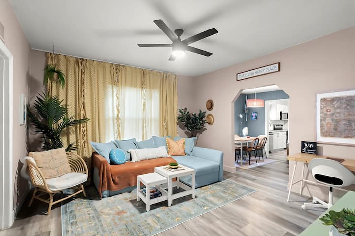 ก้าวเข้าสู่พื้นที่นั่งเล่นที่สดใสและน่าอยู่ด้วยการตกแต่งสไตล์โบโฮที่มีสไตล์และแปลนที่เปิดโล่ง ที่พักนี้มีสำเนียงที่มีชีวิตชีวาที่นั่งสบายและไหลไปยังพื้นที่รับประทานอาหารได้อย่างราบรื่นเหมาะสำหรับการพักผ่อนและพบปะสังสรรค์