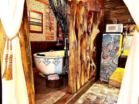 Imóvel de sucesso: Flinstone Jacuzzi Cabin * Exclusive for couples * em São Sebastião