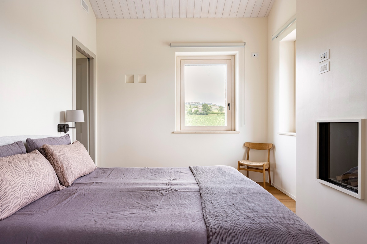 חדר השינה הכפול הגדול ביותר, עם חדר רחצה צמוד, חדר ארונות, לופט ואח גז.