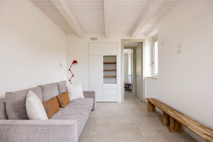 Çift kişilik çekyatlı ve özel banyolu oturma odası (duş dâhil)