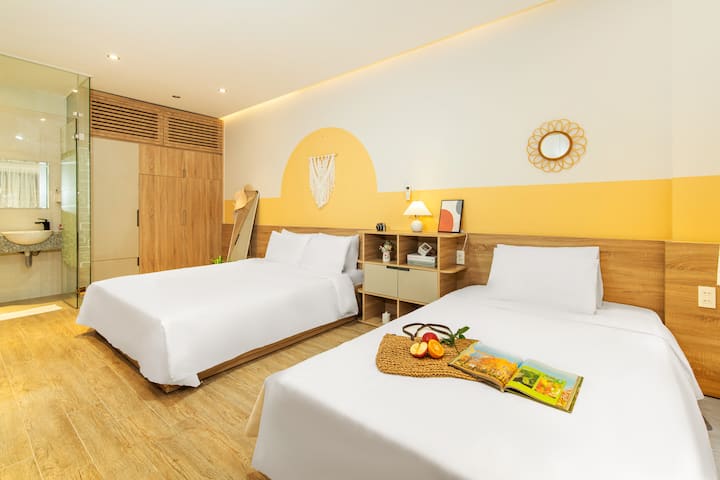 Kjo dhomë gjumi e rehatshme në katin e parë ka një krevat dopio "queen" të rehatshëm dhe një krevat tek, të përsosura për familje ose grupe të vogla. Ofron një banjë moderne dhe një atmosferë të ngrohtë dhe çlodhëse në Lavie Villa.