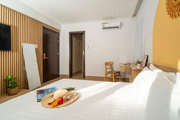 Kjo është dhoma e gjumit 203 në katin e 2-të të Lavie Villa, me një krevat dopio "queen" të rehatshëm, mobilie moderne dhe dritare të mëdha që lejojnë shumë dritë natyrale. Ideale për një qëndrim relaksues.